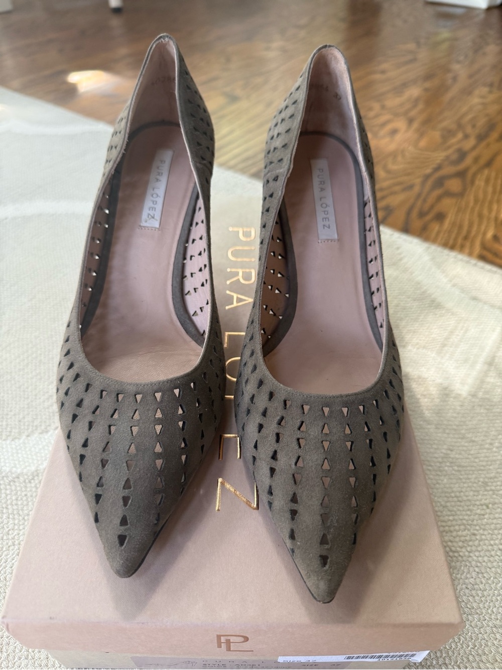 Pura Lopez Taupe Perforated Suede Pointed Toe Pumps LIKE NEW! Made is Spain S 37